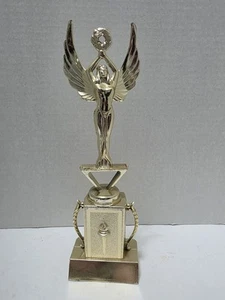 Trofeo Dea Angelo Vittoria Alato Vintage (fine anni 60) Metallo Tono Oro - Foto 1 di 11