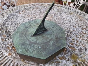 Bellissima meridiana ottagonale antica da giardino bronzo Tempus Fugit D HARRIS FREE P&P - Foto 1 di 15