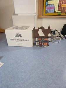 Dipartimento 56 Dickens' Heritage Village Series "Stampante Tutbury" #5568-9 con scatola ritiro - Foto 1 di 8