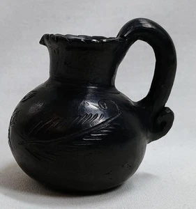 Jarra de cerámica vintage tallada en miniatura Barro Negro sin firmar probablemente mexicana - Imagen 1 de 7