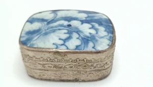 VINTAGE PRETTY PORCELAIN LIDDED METAL PILL KEEPSAKE SNUFF BOX. 7cm x 5.5cm x 3cm - Picture 1 of 7