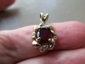 ANTIGUO COLLAR COLGANTE MUÑECA LLAVERO CRISTAL ROJO OSCURO TONO ORO ANTIGUO VINTAGE - Imagen 1 de 4