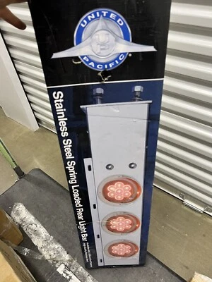 United Pacific 61730 - Barra de luz trasera con resorte Ss con patrón de pernos de 2,5" Foto 1 de 3