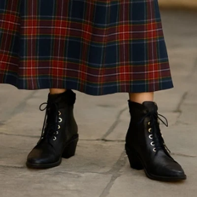 Botas Kelsi Dagger tamanho 8 couro genuíno preto com cadarço e tornozelo  - Imagem 1 de 4