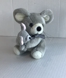 Mutter Bär oder Maus hält Baby 7 Zoll hoch - Bild 1 von 8