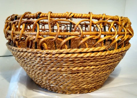 BEAUTIFUL STURDY WICKER BASKET WITH METAL WIRE ARMATURE AND WOOD BOTTOM Cover