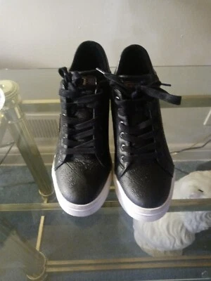 Botas Guess de tacón de cuña blancas y negras Foto 1 de 3