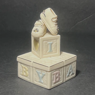 Винтажные блоки и детская обувь Lenox с фарфоровой крышкой для безделушек 4,25 x 2,5 кв. - Изображение 1 из 4