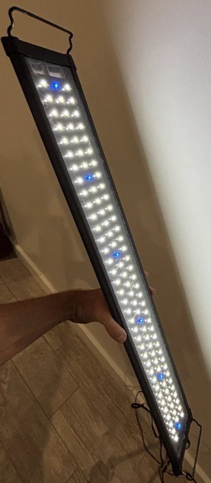 MARINELAND 36'' LED LIGHT EXTENDABLE LEGS WORKING - Image 1 of 4