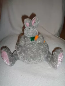 Hase fett grau Osterhase Pflaume rund halten Karotte FIGI Plüschtier Stofftier 7-9 Zoll - Bild 1 von 7