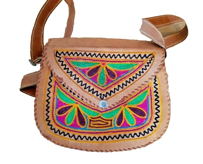 Tasche Umhängetasche Kamel Leder Braun Bestickt Handarbeit-Indien 21 x 24cm   - Bild 1 von 4