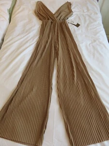 NEU MIT ETIKETT BEIGE/KARAMELL ÄRMELLOS NIEDRIG GESCHNITTENER AUSSCHNITT PLISSEIERTE BEINE JUMPSUIT UK 10 - Bild 1 von 11