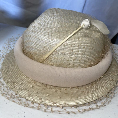 Chapéu vintage MICHAEL TERRE marfim com aba e rede com pena de strass - Imagem 1 de 4