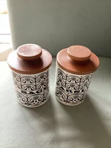 Vintage Hornsea Pottery White Scroll Parsley And Sage Large Spice Jars Wood Lids - Picture 1 of 6