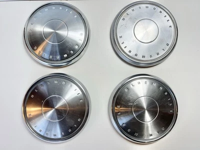 1966 1967 Oldsmobile Toronado Plato para Perros Tapacubos CUBIERTAS PARA RUEDAS Centro Raro Set Foto 1 de 4