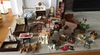 Lot de 45 meubles et accessoires en bois de maison de poupée vintage