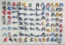 Timpo Toys lotto di 100 gambe e torsi US Cavalry, Indiani e Cowboys