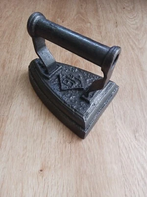 Antique Cast Iron Iron Number 5 - Image 1 of 4