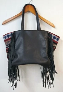 Cartera Olivia Miller Mundial Negra con Flecos Cuerpo Tapastry Extremos Correas para el Hombro  - Imagen 1 de 5