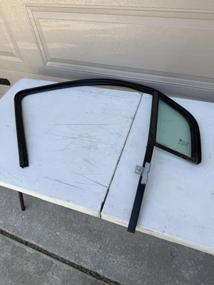 Restricción climática de vidrio para ventana de ventilación de puerta delantera derecha Buick Encore 2013-2022 94518428 Foto 1 de 4