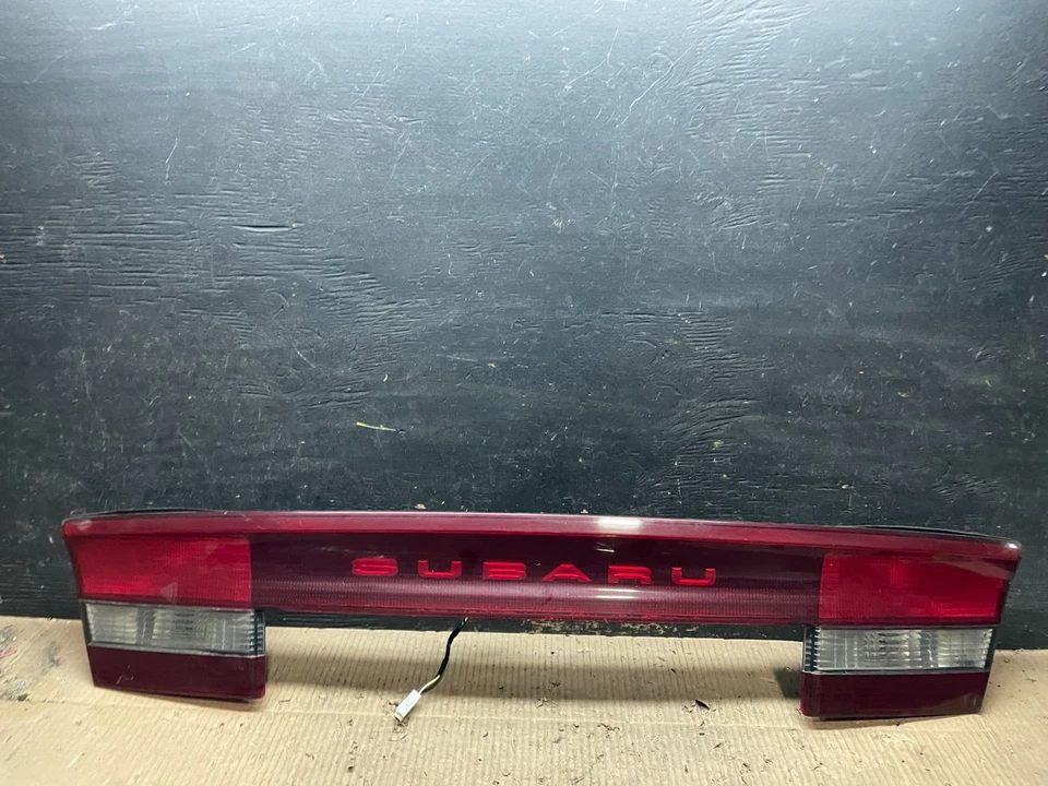 Panel de luz trasera central maletero sedán Subaru Legacy 2000 a 2004 4 puertas OEM T9679 DG Foto 1 de 4