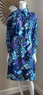 Vestido recto vintage Toni Todd manga larga geométrico con cinturón-azul púrpura-corbata con cuello Foto 1 de 4