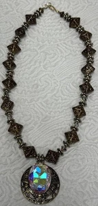 Collana Vintage Aurora Boreale Cristallo Ciondolo Ornato Ottone Filigrana Perline - Foto 1 di 14