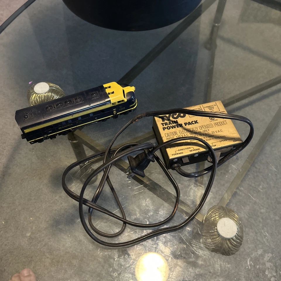 Tyco Train power pack Model No.899V, And Santa Fe Locomotive Lot - Image 1 of 4