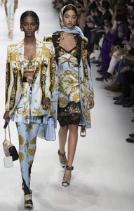 Vestido de seda tributo VERSACE de lujo - Imagen 1 de 22