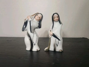 2 estatuillas de monja de cerámica vintage de mediados de siglo - con palo de golf y bate de béisbol - Imagen 1 de 8
