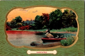 Einsam von Busch Mann sitzt auf Felsen Gruß geprägte Postkarte grün gold - Bild 1 von 2