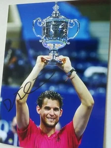 DOMINIC THIEM - TENIS - LEYENDA - ORIG. AUTÓGRAFO en FOTO 13x18 cm - - Imagen 1 de 1