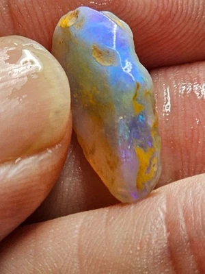 Piedra de juego áspera de ópalo australiano de 5,5 quilates. Foto 1 de 4