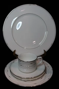 ROYAL DOULTON PRECIOUS PLATINUM BONE CHINA SILVER DOTS 5 PIECE PLACE SETTING - Picture 1 of 10
