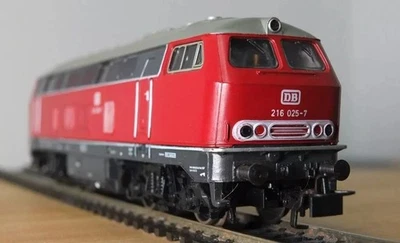 Marklin 3075 HO gauge V160 diesel loco in DB red livery - Image 1 of 4