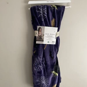 Rae Dunn Coperta Lancio Halloween Viola "BUBBLE BUBBLE" Streghe Ragnatela 50x70 - Foto 1 di 6