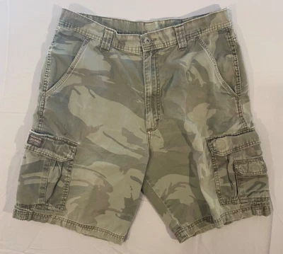WRANGLER ORIGINALS MENS GREEN AND BROWN CAMO CARGO SHORTS MEASURED 32 INCH WAIST - Image 1 of 4