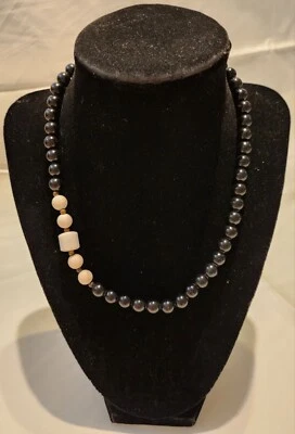 Collar de cuentas de ónix negro con cuentas blancas Foto 1 de 4