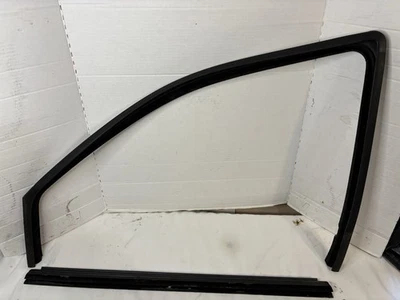 2005 - 2010 JEEP GRAND CHEROKEE OEM LEFT DRIVER DOOR WEATHER STRIP SEAL TRIM GC1 - Image 1 of 4