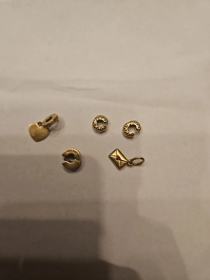 Dijes de pulsera de oro Pandora Foto 1 de 4