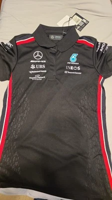 Polo del equipo para mujer Mercedes AMG Petronas F1 Racing 2023 - negro/blanco/rojo Foto 1 de 3
