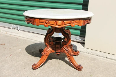 迷人的椭圆形核桃维多利亚大理石咖啡桌带花式底座 ~ Ca.1870 — 第 1/4 张图片