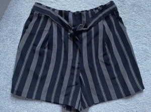 LADIES UK 18 NEW LOOK STRIPE SHORTS POLY ELASTANE BNWT - Picture 1 of 5