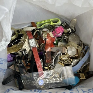 Lotto orologi vintage ad oggi COSÌ COME SONO per ricambi o riparazione cinturini accessori 7 libbre - Foto 1 di 4