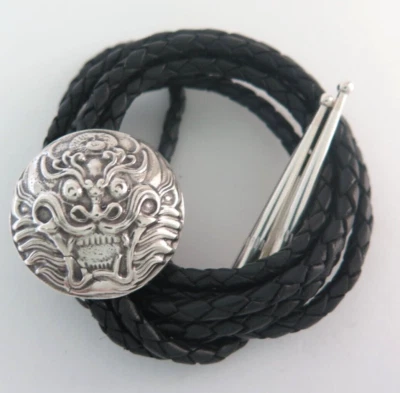 Уникальный круглый рельефный юго-западный галстук-боло из чистого серебра ДРАКОН - Изображение 1 из 4