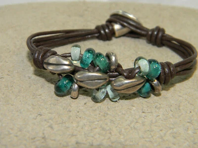 Pulsera de cuero UNO de 50 con cuentas plateadas y azules Foto 1 de 4