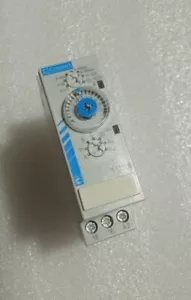 CROUZET TUR 3 88 865 103 TIMER 0.1S-100H TIME RELAY 88865103 NEW - Picture 1 of 8