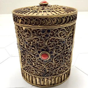 Tibetische filigrane Messingbox Koralle & Onyx Farbe Emaille Detail verziert 3 1/2" Vintage - Bild 1 von 15
