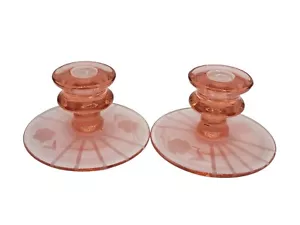 Coppia portacandele in vetro rosa depressione set di due fiori incisi 3" H - Foto 1 di 5
