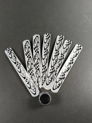 Lote de 8 pulseiras tema de corrida carro de corrida festa de rali bandeira quadriculada branca - Imagem 1 de 4